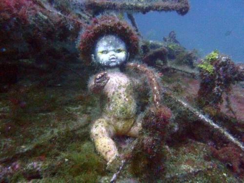 neon-casket:hellisbehindthehorrific:An abandoned babydoll underwater.this is really scary but also t