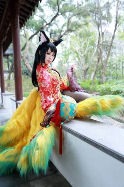 league-of-legends-sexy-girls:  Ahri Cosplay