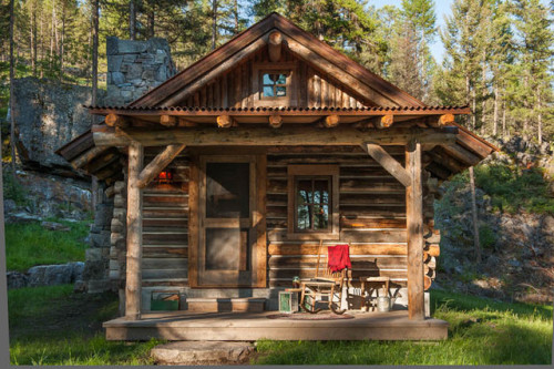 simpleguyinacomplexworld: ruthless-rage:  dadpat-tactual:  @ruthless-rage   Doesn’t have a big porch, but that’s legit    ✌️   Gorgeous little cabin 