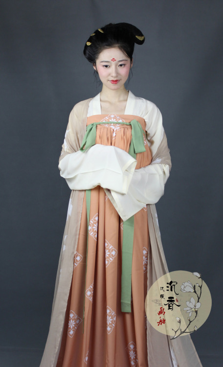 Traditional Chinese clothes, hanfu by 沉香画舫.  See previous post of 沉香画舫 HERE.  Their style tends to b