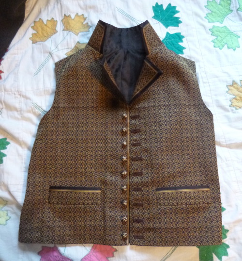 Here’s the back of the 1790&rsquo;s waistcoat I finished this week, in all its’ pieced cabbagey glor