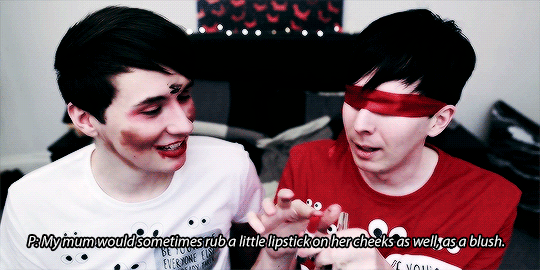 amazinqphil:Dan &amp; Phil blindfolded makeup challenge