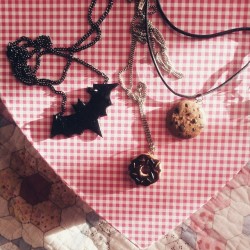 moondies:  ♥ @herjeanger  @turumcubalik  ‘tan (: #polymerclay  #polimerkil #fimohamuru  #kolye #necklace #accessories #batman #bat #donut #cookie  #diy