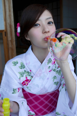 genjoshi:  rosarosa:  和服・浴衣 | きれいなお姉さんの写真 http://ift.tt/1HQedpO