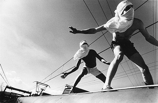 edlorado:  ROGERIO REIS Surfistas de Trem (Train Surfers in Rio Brazil), 1995 via