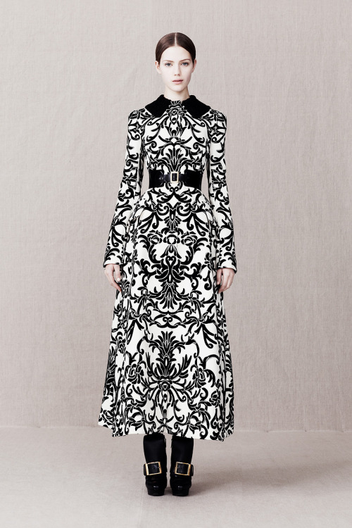 othercat2:io-from-mars:Alexander McQueen Pre-Fall 2013Wow. I have never had a “yes want” reaction to