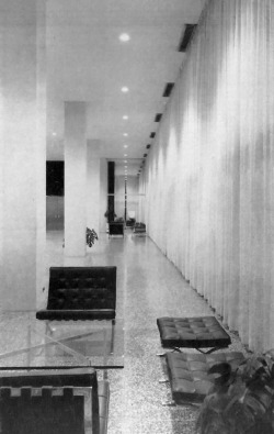 unavidamoderna:  Vista del vestíbulo, Lafayette Towers, 1301 Orleans Street, Lafayette Park, Detroit, EE. UU. 1963Arq. Mies van der RoheFoto. Balthazar KorabView of the lobby, Lafayette Towers, 1301 Orleans Street, Lafayette Park, Detroit 1963