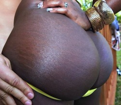 ebonymylove:    This is exactly what the woman of my dreams beautiful skin with a round perfect ass
