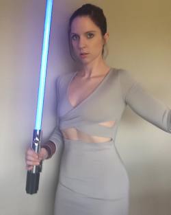 hotcosplaychicks:  Modern Rey With A Light