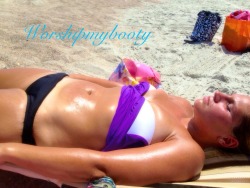 worshipmybooty:  Beach day, getting my tan
