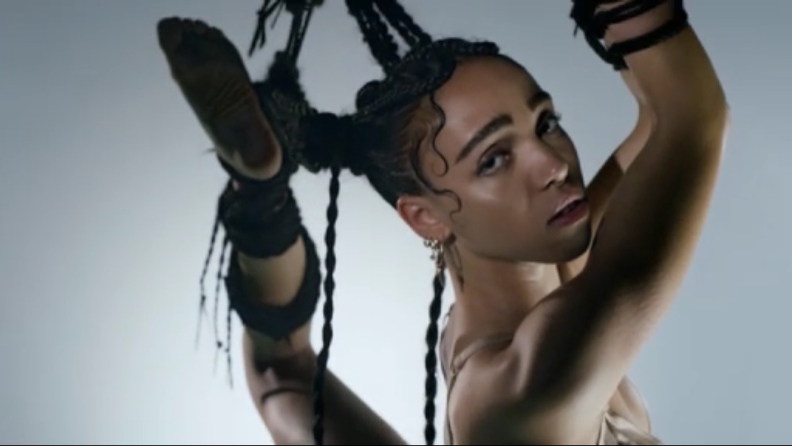 triioxide:  FKA twigs - Pendulum 