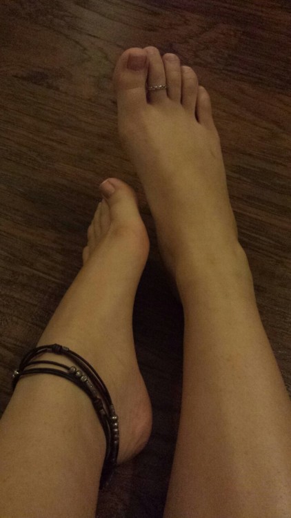 alohamoramicorazon:  Foot/shoe love (;