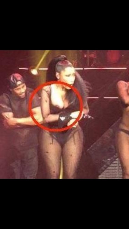 nips-n-more:  Nicki Minaj nipslip live on “The Pinkprint” tour