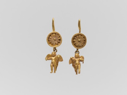 met-greekroman-art:Pair of gold disk earrings with pendant Erotes, Metropolitan Museum of Art: Greek