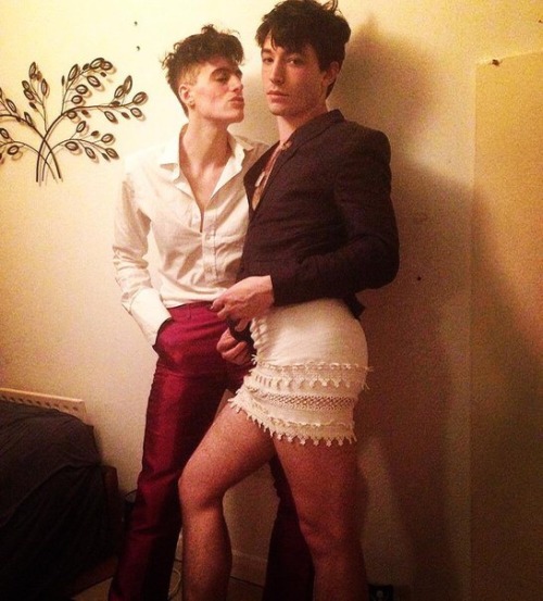 fantomesdenotrelit:butthebluesarestillblue:prince-ezra-miller:ohhhhhhhhhhhmy god kill me????