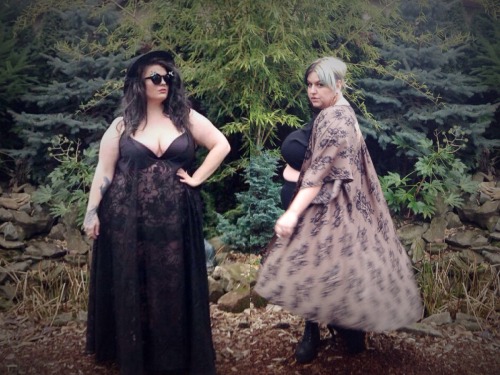 margotmeanie:  sexyman25:  margotmeanie:  🌙 practical magic ✨  Models & photographers:@katanafatale & @margotmeanie  Magical things happen in Portland  Katana’s dress by @zelieforshe, sunglasses by @witchworldwide Margot’s kimono &