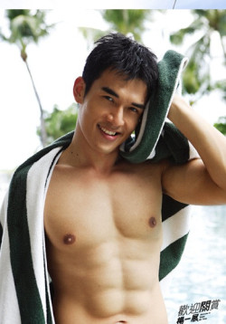jasperbud:  楊一展, Taiwanese hunk! I love him in 兩個爸爸 (Two Fathers). His smile is so mesmirising! 