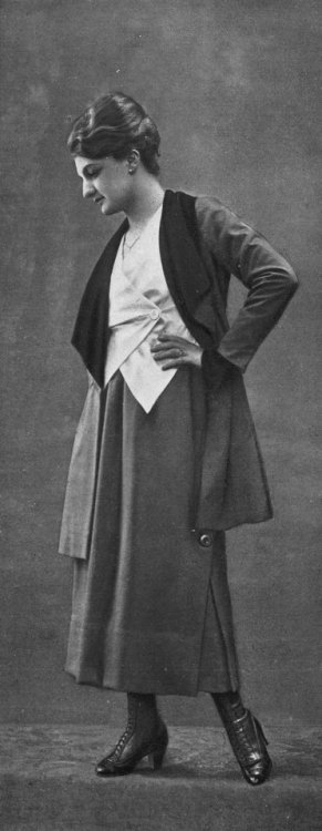 Tailored suit by Beer, Les Modes 1917 (N174). Photo by Félix.