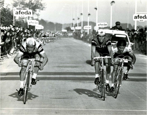 wielerfanaat: Noël Vantyghem winning Paris-Tours in 1972 before Jos Huysmans and Willy De Geest.