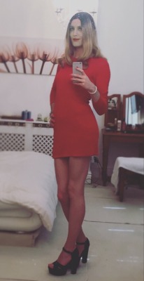 charljohnston:Celebrating the return of the reds with some more photos of this red dress!  Beutifull