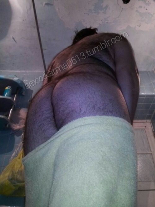 unclesonly:  sexxxkarma0613:Qué tal admiradores? Espero su finde vaya chingón! Aquí les dejo este hetero tipo oso coahuilense y una foto extra en acción prendido como becerro amamantandose, disfrútenlo! This man looks real surprise for me, because
