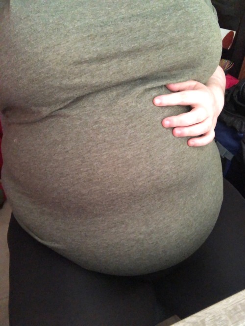 feed-me-feedee-deactivated20200:i literally ate an hour ago and my belly still feels