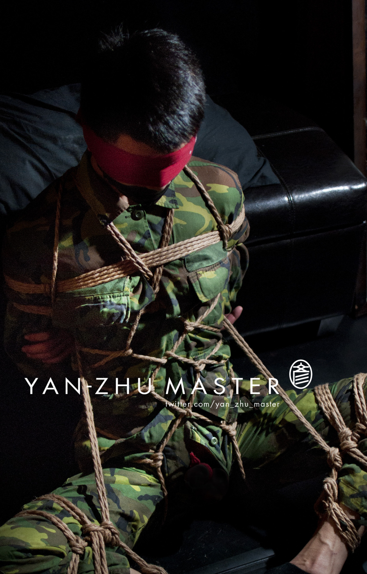 yan-zhu-master:    人又高腿又長但是跪下來永遠比主矮XD 