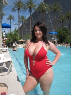 bbwgirlsgonewild:  Red swimsuit_next