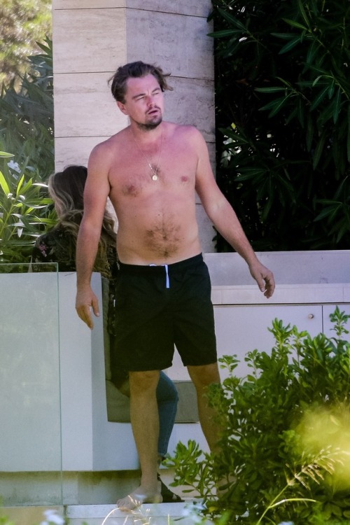 Leonardo DiCaprio The Actor Has Been Showing Off The Extra Pounds Hes Added To His Glorious Dad Bod