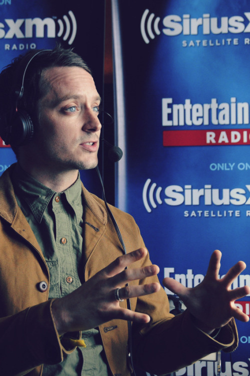 l-o-t-r: Elijah Wood attends Lionsgate Press Room/SiriusXM Radio @ SDCC (7/9/2015)