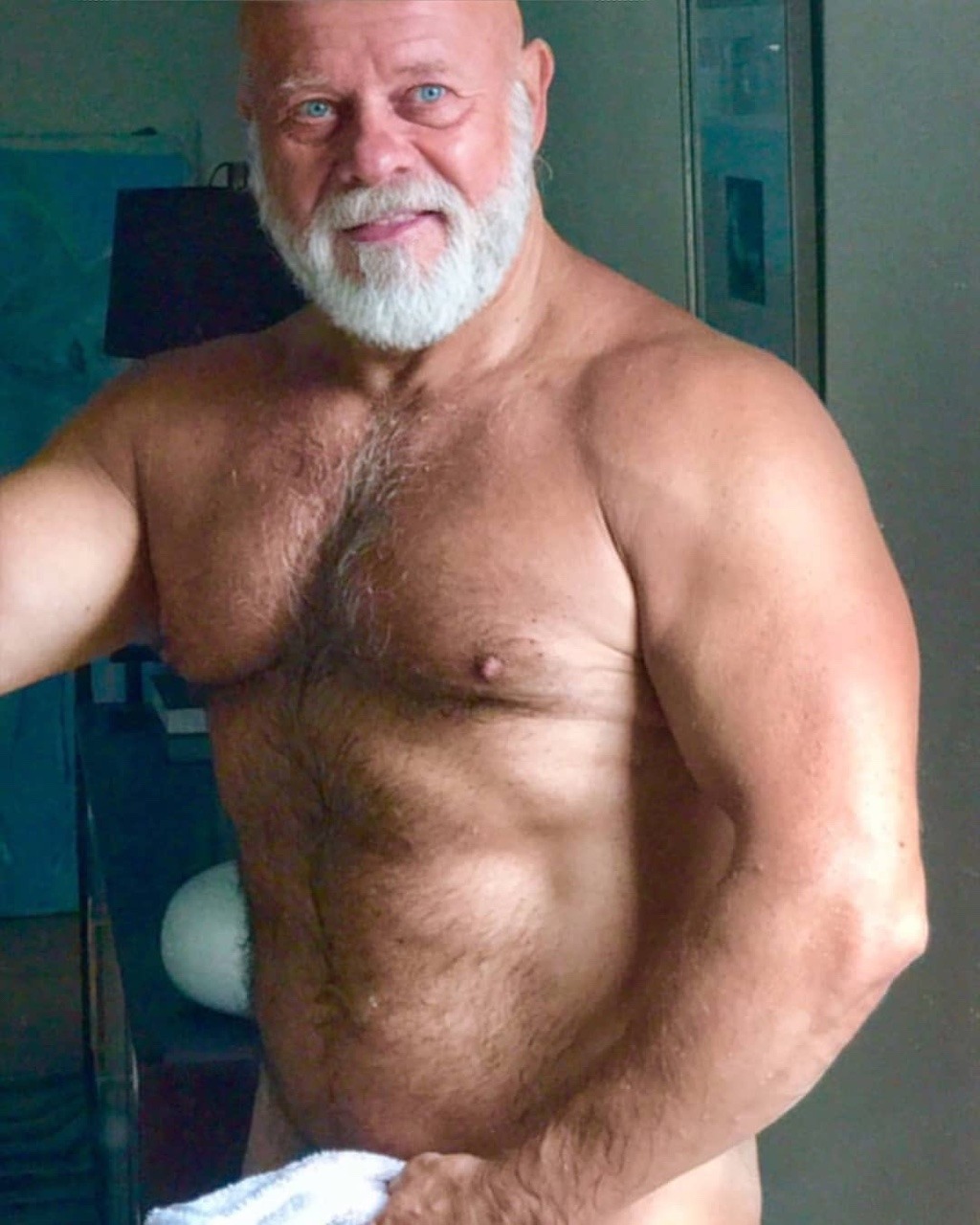 maturedaddyseniorbear:    Like man and towel.