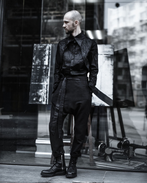 minoar: Darkwear Silhouettes | Wrinkled Collarless Coated Shirt paired with Dropcrotch 100% Silk Bel