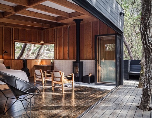 goodwoodwould: Good wood - nestled among tall trees in a forested area of Northern California, ‘The Forest House’ makes for a divine hideaway from the daily grind.