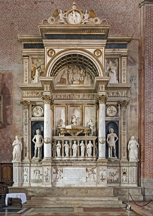 Coro della Basilica di San Zanipolo in Venezia. Tomba del doge Andrea Vendramin da Tullio Lombardo.