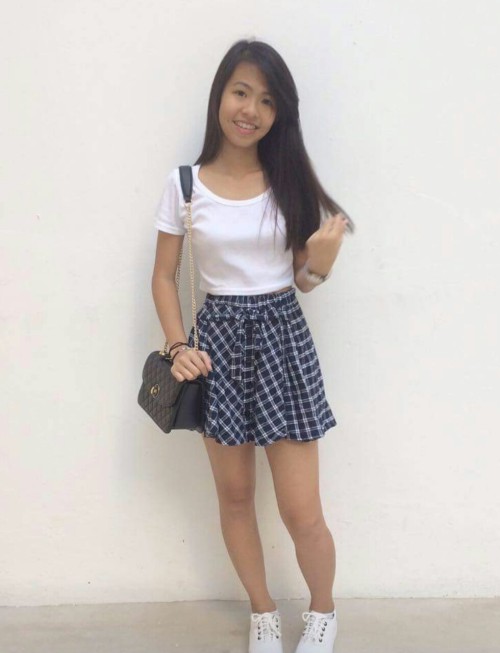 isgschoolgirls: her legs are  pm me for her ig / follow me for more