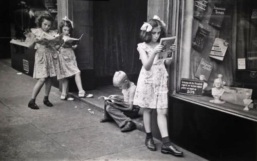 back-then:  Comic book readers 1947 Photo: Ruth Orkin