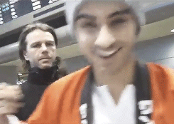  Zay with some fans at Narita airport. 