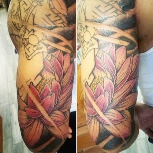 Got to work on Tom&rsquo;s Japanese half sleeve again today. So happy to finally get some colour