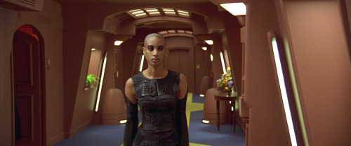 Gin Clarke as assistant to the Diva Plavalaguna. The Fifth Element [1997]