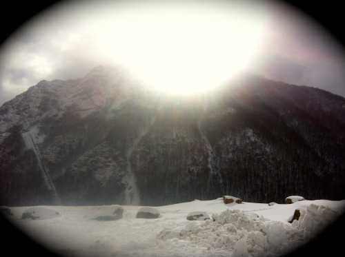 Genial día de esquí en #fuentesdeinvierno Los guías locales @antoniolana y Jorge, ayudaron para poder encontrar los mejores fueras de pista y poder escapar de las fuertes rachas de viento y niebla. Datos