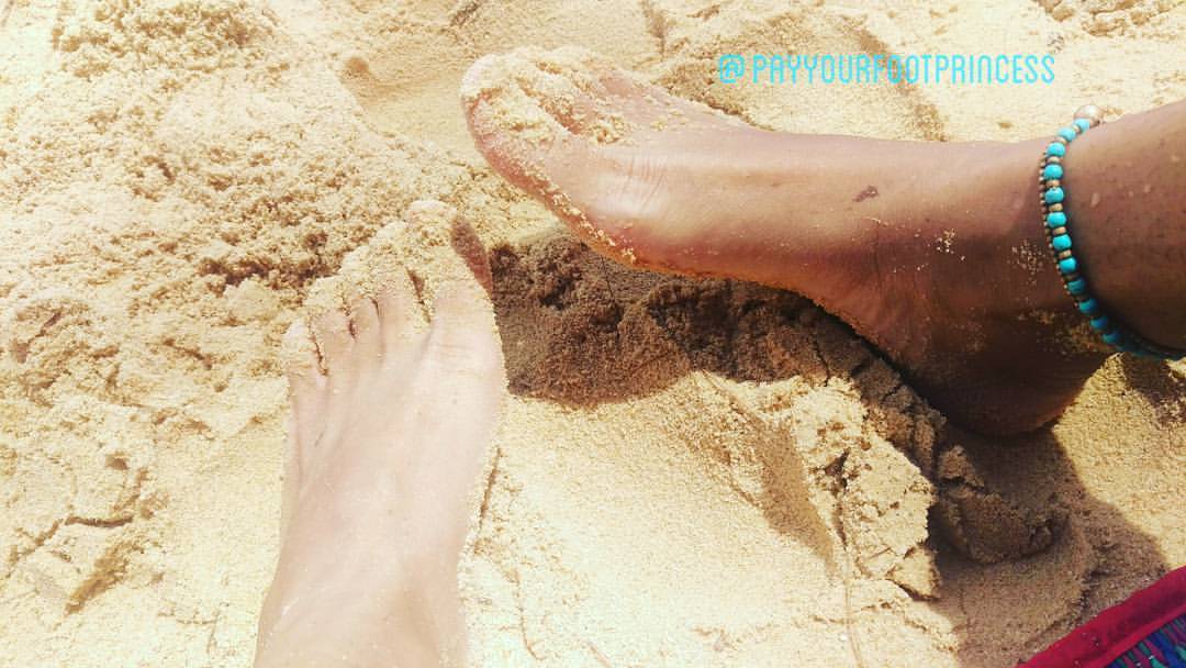 Follow my #footfetish twitter: @payyourfootprincess  #beach #sandytoes #sandyfeet