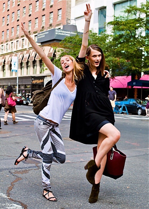 naimabarcelona:  Julia Frauche & Lara Mullen (bonaelamour.com) 