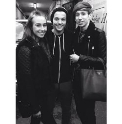  Louis today with fans - 25.03.14 + 