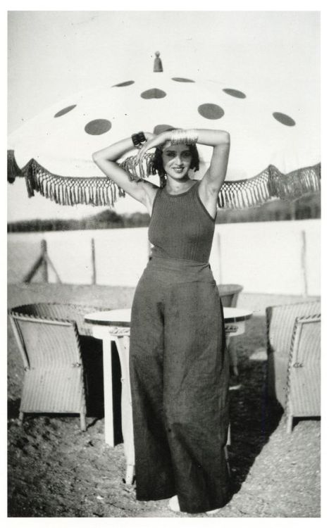 gacougnol:Jacques-Henri LartigueRenée PerlePiscine de la Chambre d'Amour, Biarritz, Aôut 1930