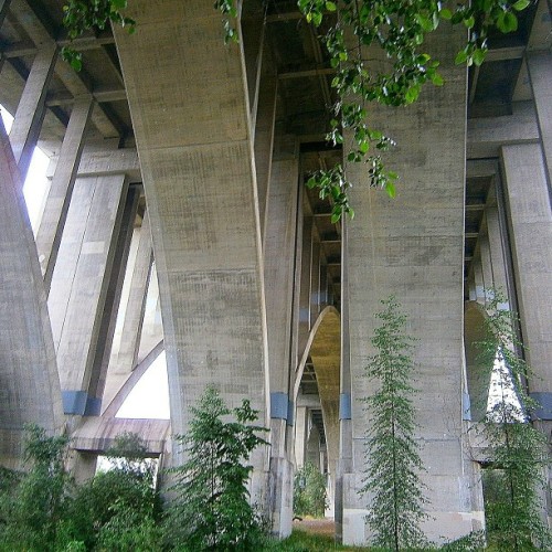 above this massive concrete arch bridge is the California 134 Fwy/Ventura Freeway ~ snapshot from my