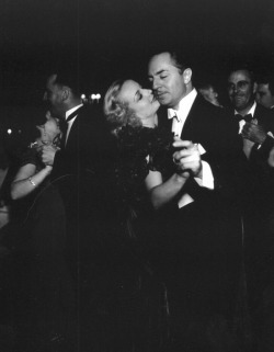 janiewyman:  Carole Lombard dancing with ex-husband William Powell at Ciro’s nightclub, 1940 