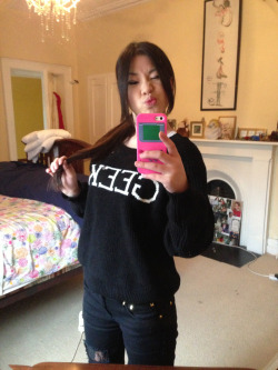 fetch-whoreos:  got my GEEK jumper on today! 