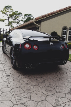 envyavenue:  Godzilla GTR R35 /   Jeramill Kenneth  