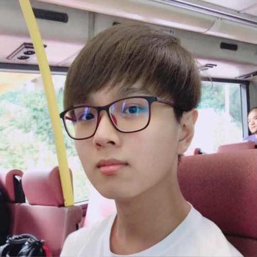 此人叫陳奕新 叫雞吾比錢 仲要打囡囡  請幫手廣傳