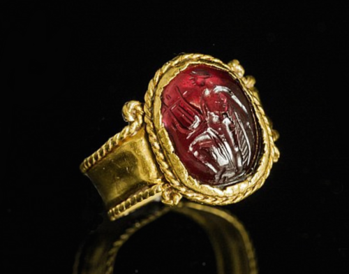 gemma-antiqua: Hellenistic Greek gold ring featuring a garnet intaglio of Apollo holding a lyre, dat